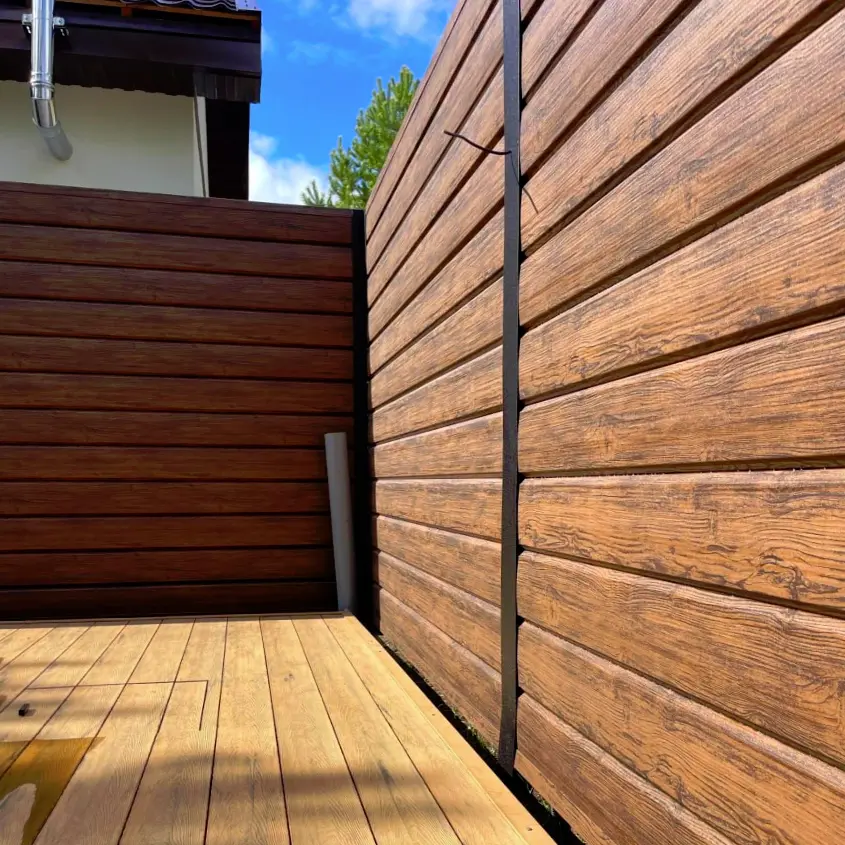 Фото 1 забор из металлосайдинга Евро-Брус под брус Темный Каштан 3D Принтек