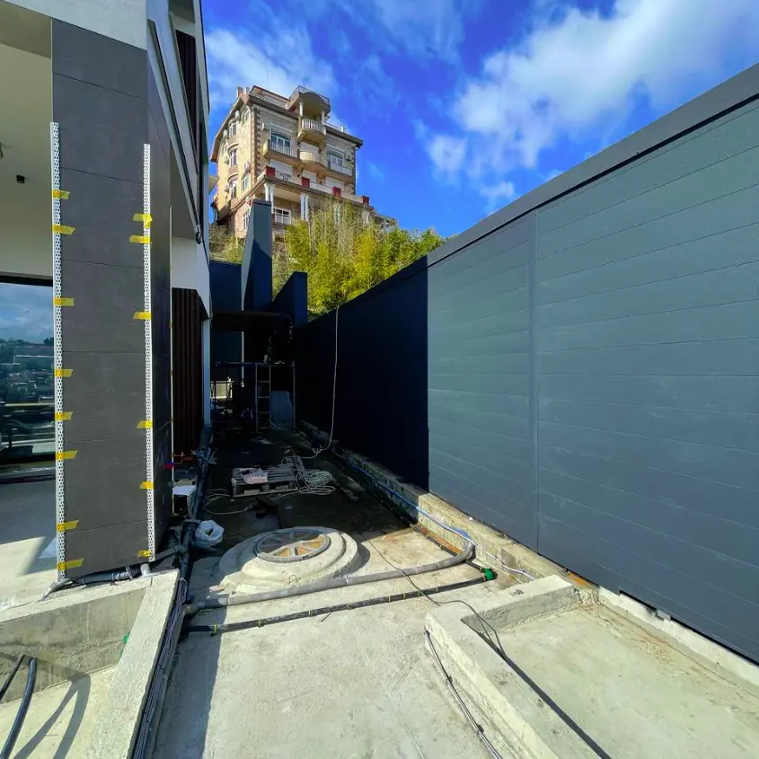 Фото 1 Линеарная Панель RAL7024 Серый Графит RoofTop Бархат на опорной стене и заборе