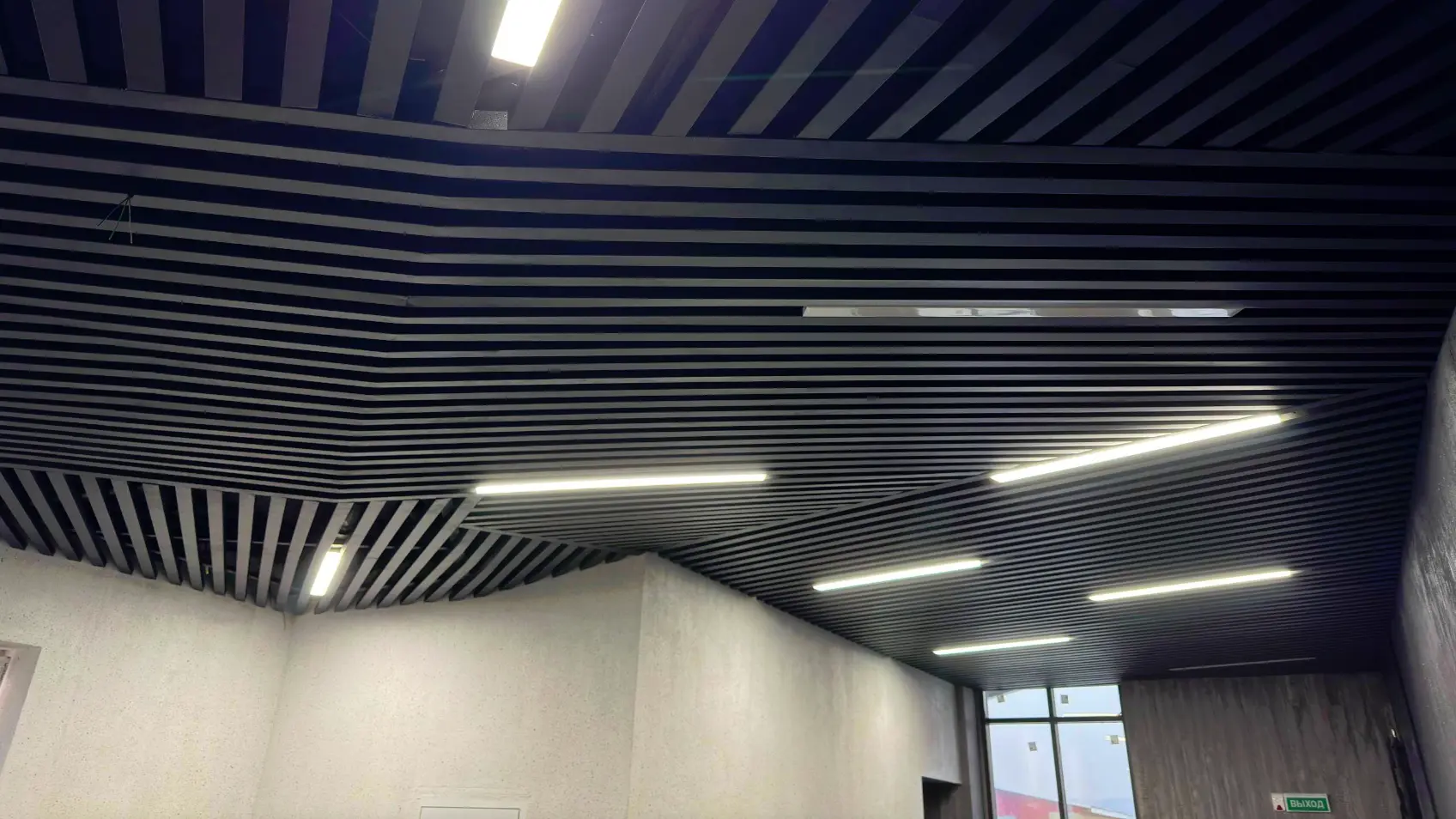 Фото 7 Стальная рейка на потолке RAL9005 МАТТЕ Черный матовый